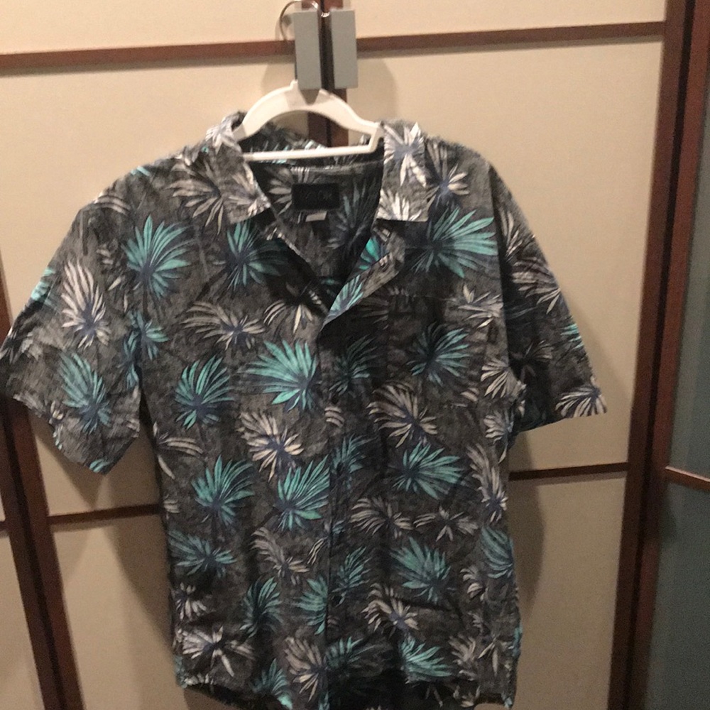 Valor button down